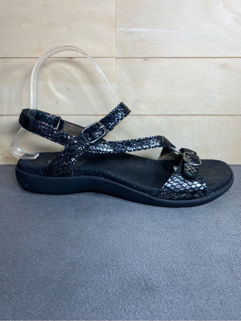 Taos Beauty 2 Sandals Women's Size 7 Shoes Black Metallic Grey Snakeskin
